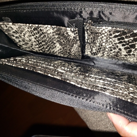 Kenneth Cole Reaction Snakeskin Print Wristlet/Clutch - Stylish & Functional - Picture 2 of 4